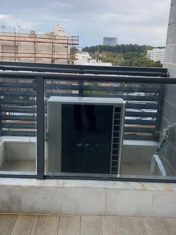 יחידת חוץ של מזגן מותקנת במרפסת